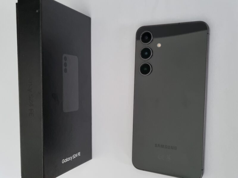 Samsung Galaxy S24 FE 5G Blau 8GB RAM + 128GB Top-Zustand
