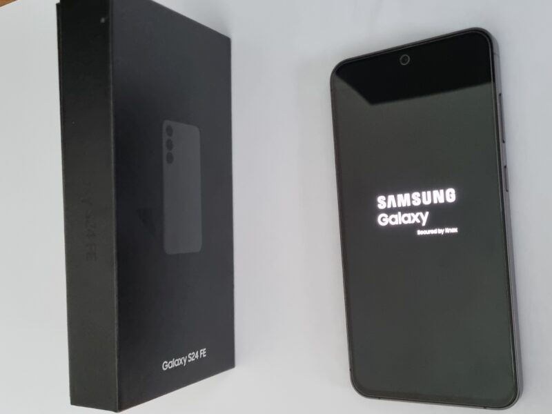 Samsung Galaxy S24 FE 5G Blau 8GB RAM + 128GB Top-Zustand