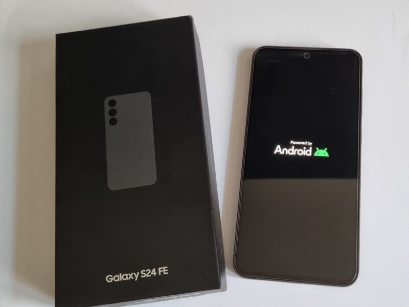Samsung Galaxy S24 FE 5G Blau 8GB RAM + 128GB Top-Zustand