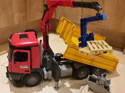 Scania Baustellen-LKW mit Kran und 2 Paletten