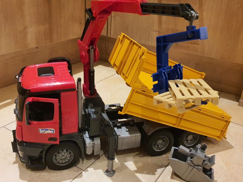 Scania Baustellen-LKW mit Kran und 2 Paletten